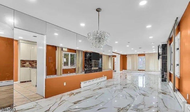 585 Noe Ave