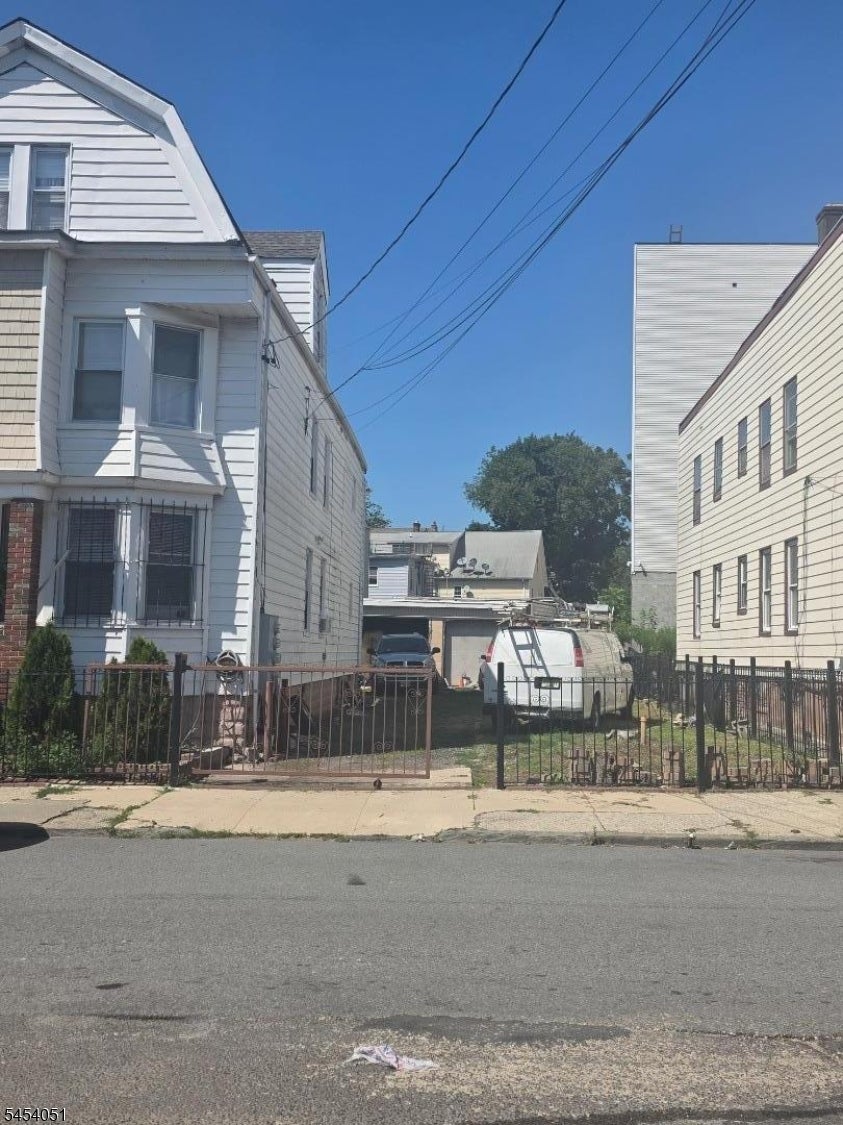 38 20Th Ave