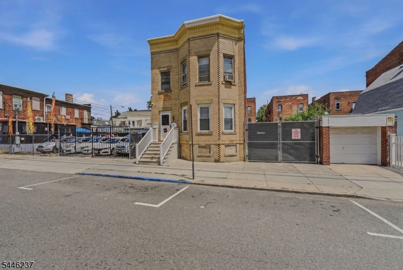 489 E 22Nd St 1