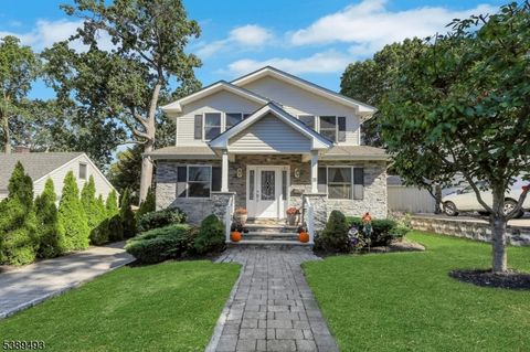 Photo of 35 Franklin Ave, Hasbrouck Heights, NJ 07604 (MLS # 3991355)