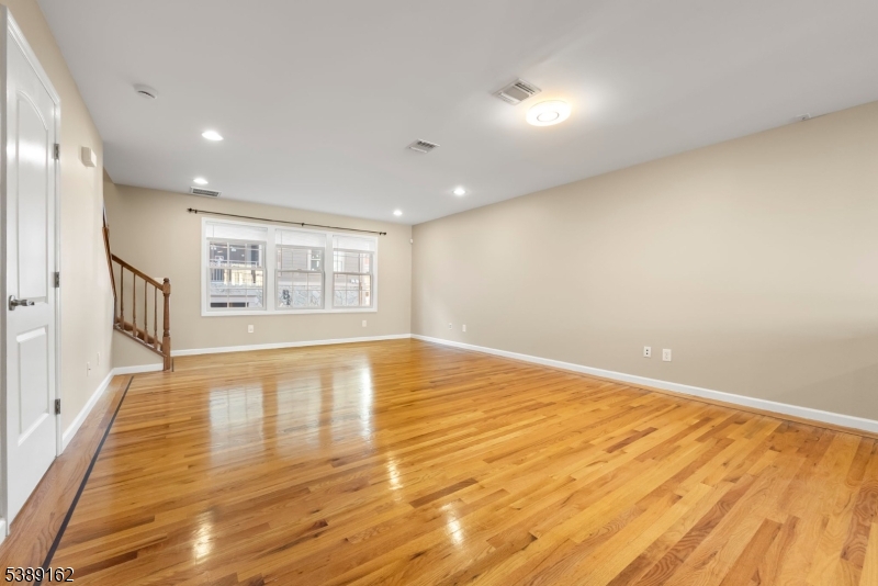 102 Montgomery St 15 15