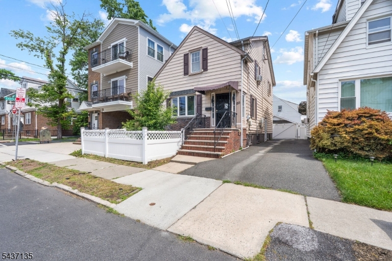 155 Ivy St