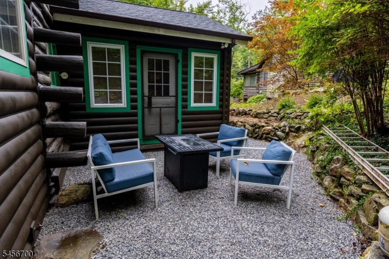 8 Mountainside Dr