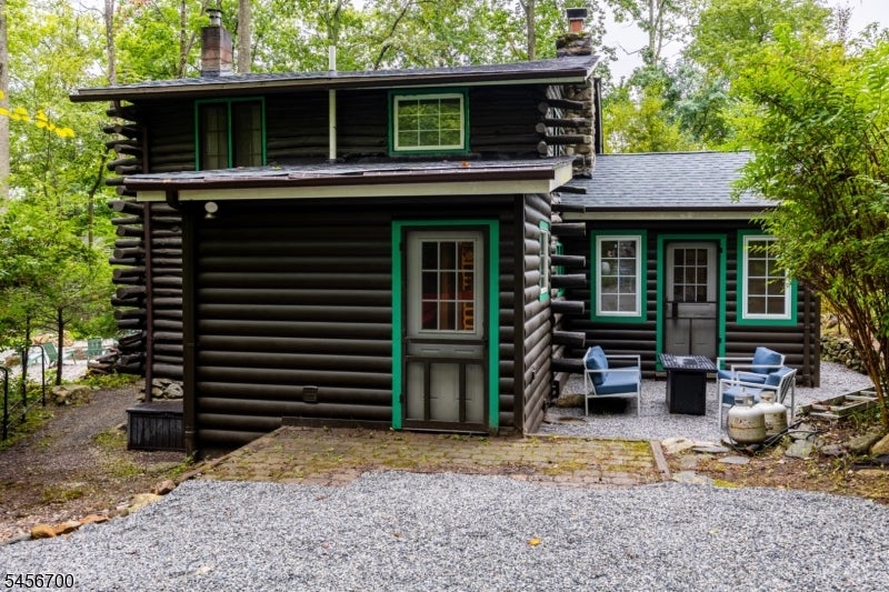 8 Mountainside Dr