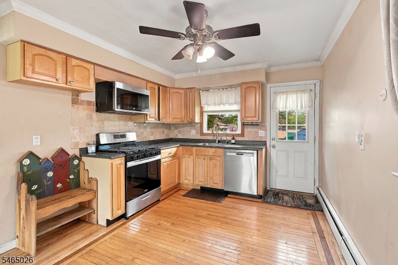 61 Leghorn Ave