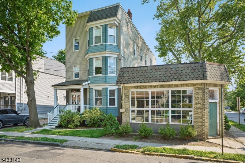 68 Llewellyn Ave