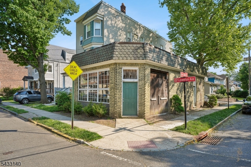 68 Llewellyn Ave
