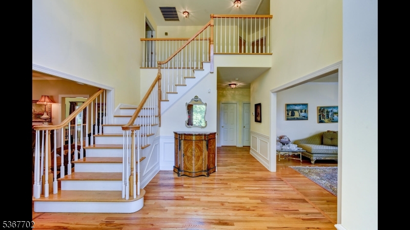 4 Lindsay Ln