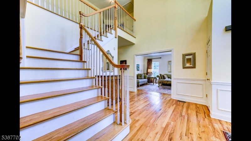 4 Lindsay Ln