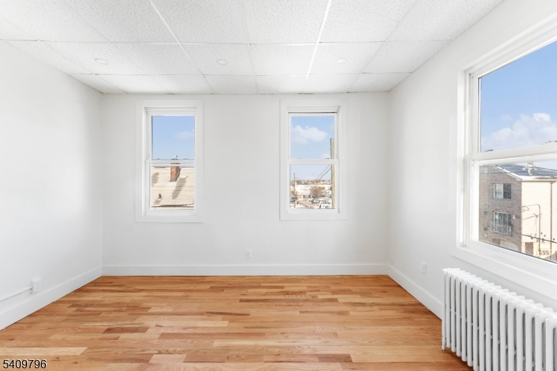 521-523 Bayway Ave 1r