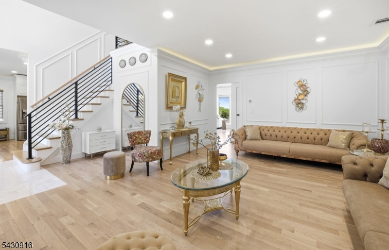 25 Mayfair Pl