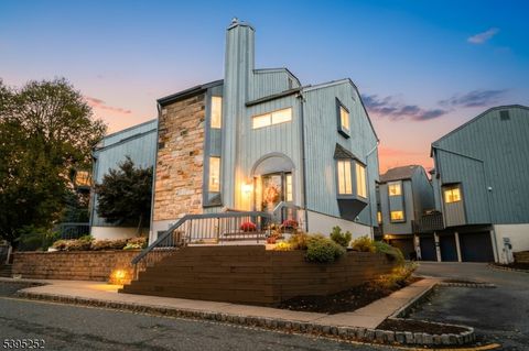 Photo of 29 Trafalgar Ct, Washington, NJ 07840 (MLS # 3996041)