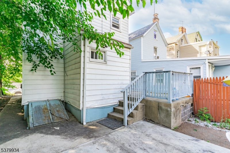 42 Sharon Ave