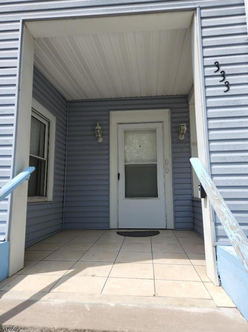 333 White St