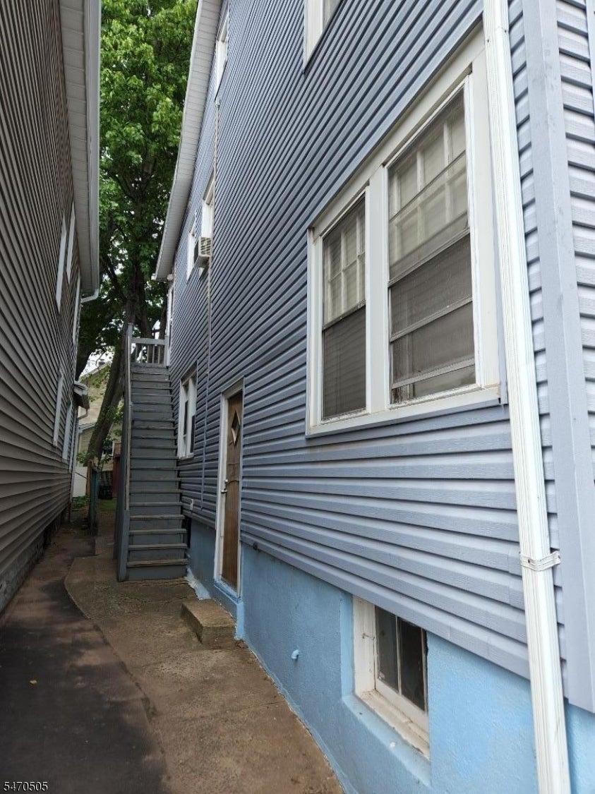 333 White St