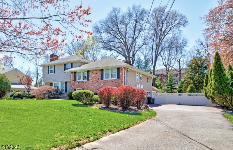 2 Midwood Dr