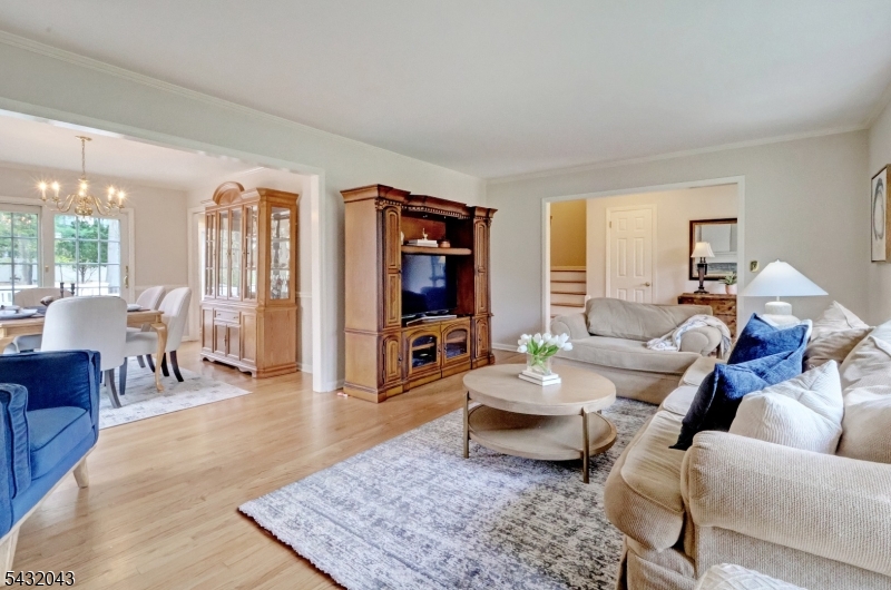 2 Midwood Dr