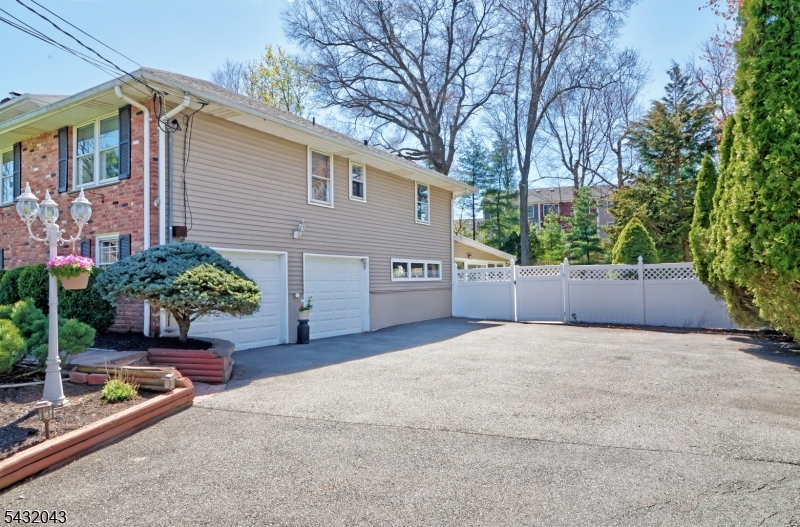 2 Midwood Dr