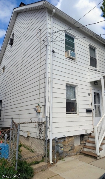 13 Lewis St