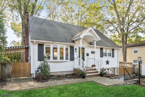 Photo of 8 Ridge Pl, Wayne, NJ 07470 (MLS # 3991448)