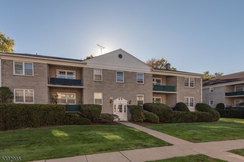 Photo of 135 S Maple Ave, Ridgewood, NJ 07450 (MLS # 3994009)