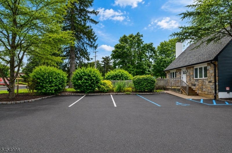 11 Mountain Blvd