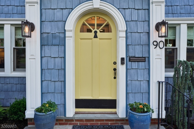 90 OAKVIEW AVENUE