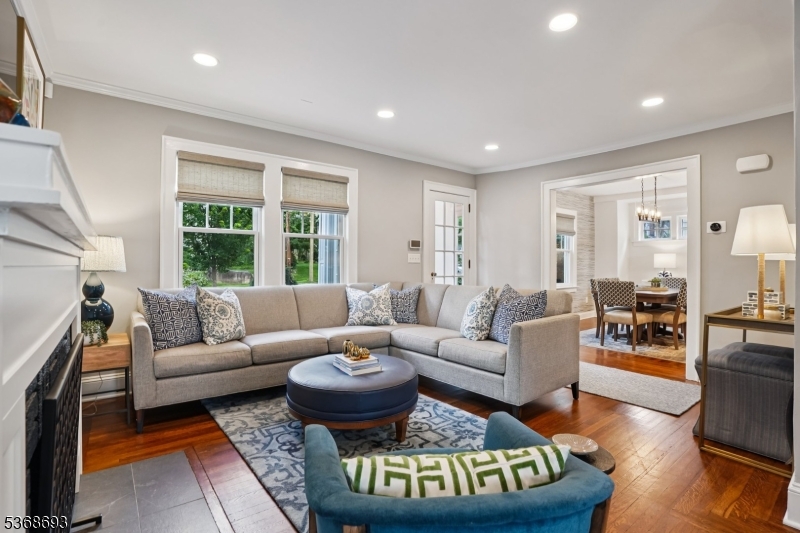 90 OAKVIEW AVENUE