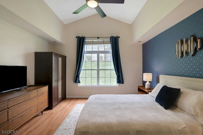 1074 SHADOWLAWN