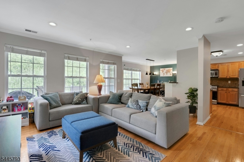 1074 SHADOWLAWN