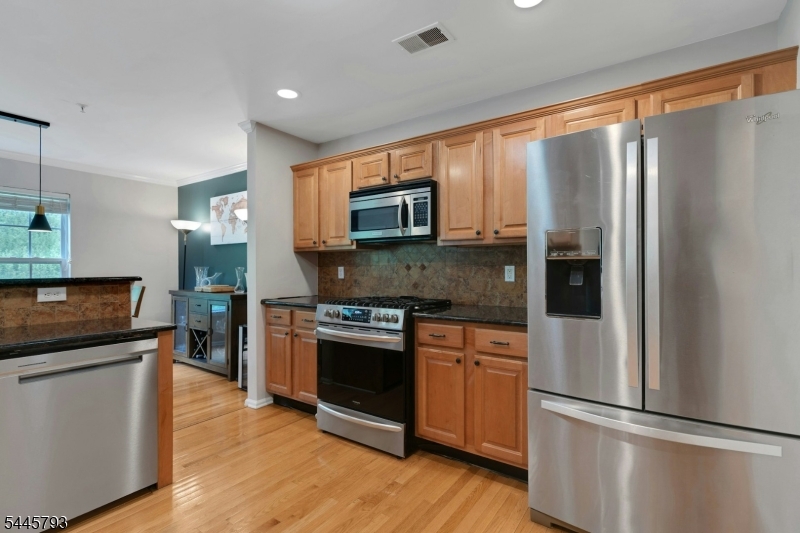 1074 SHADOWLAWN