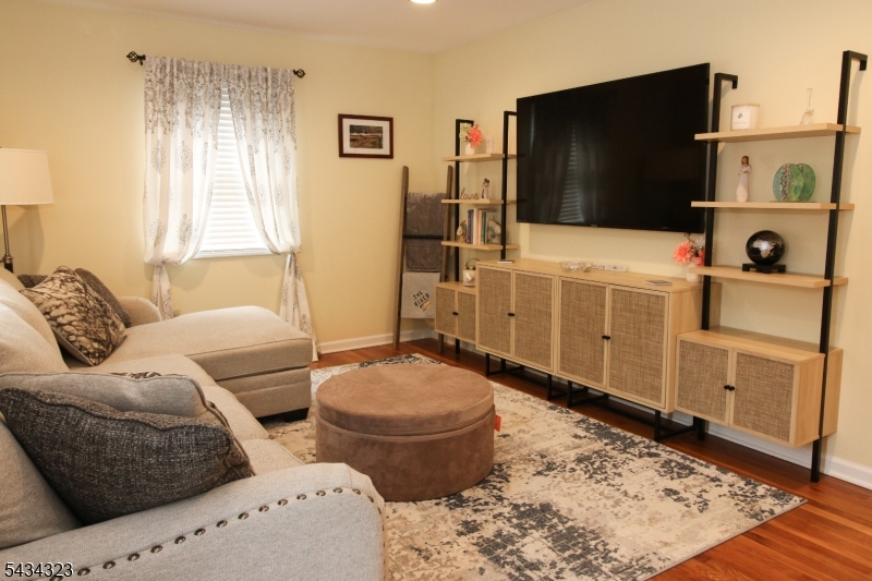 6 Knollwood Rd