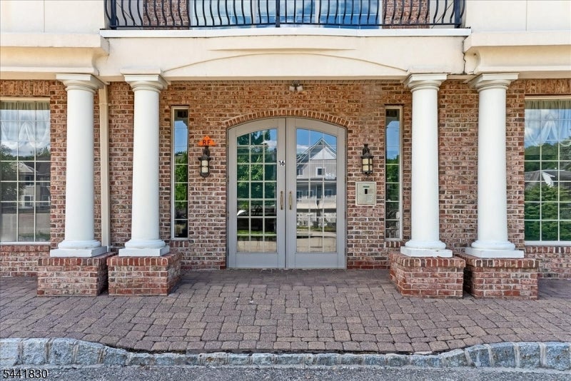 16 Main St