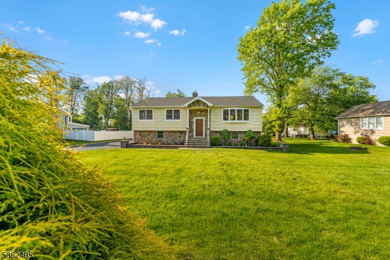 11 Hillcrest Blvd