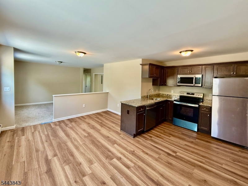 175 E Main St
