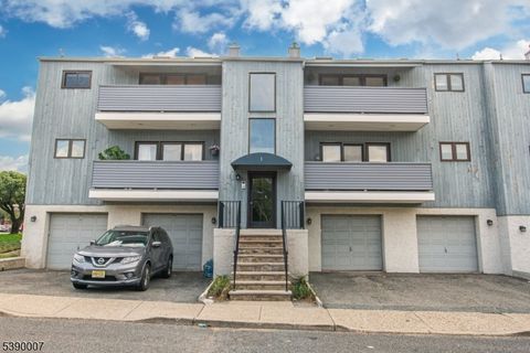 Photo of 1 Domessina Ln, Caldwell, NJ 07006 (MLS # 3991454)