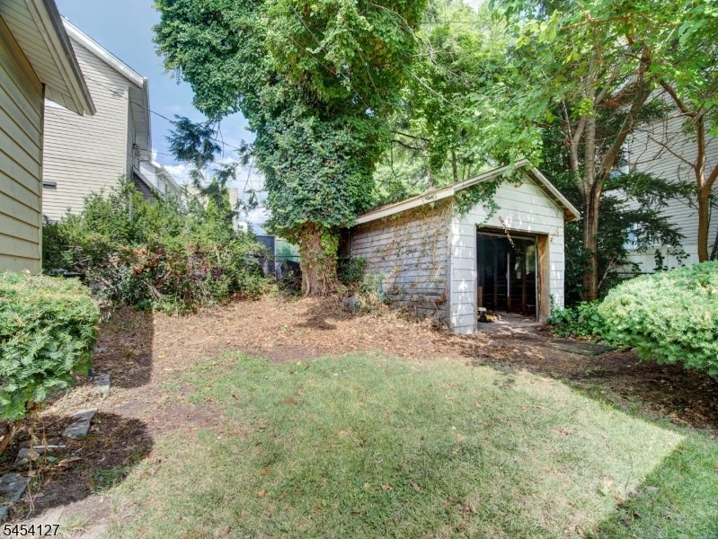 8 Whitman Ave