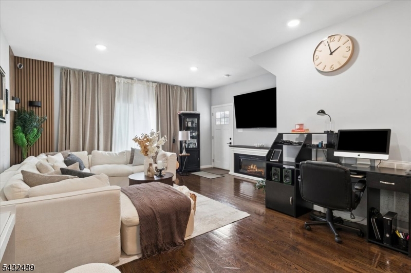 1071 North Ave