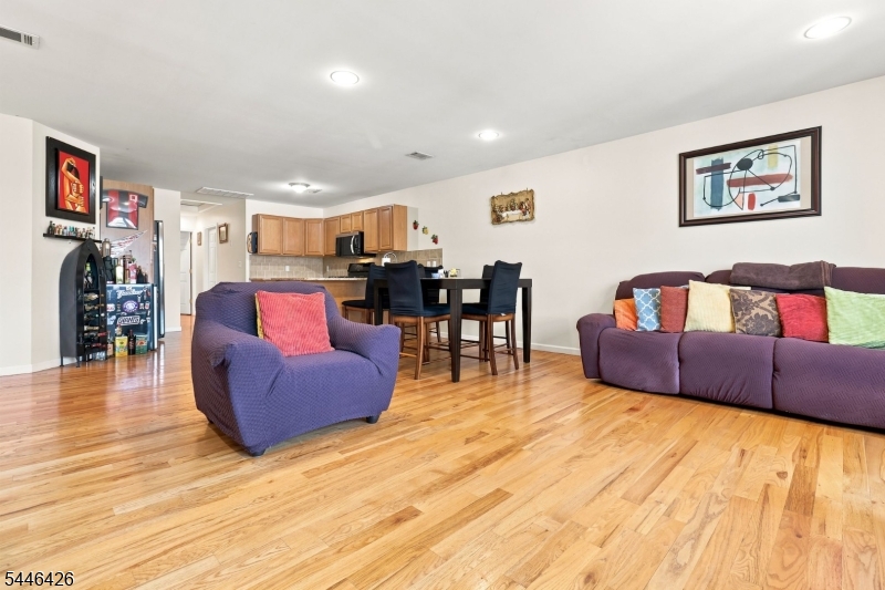 372 Nelson Ave