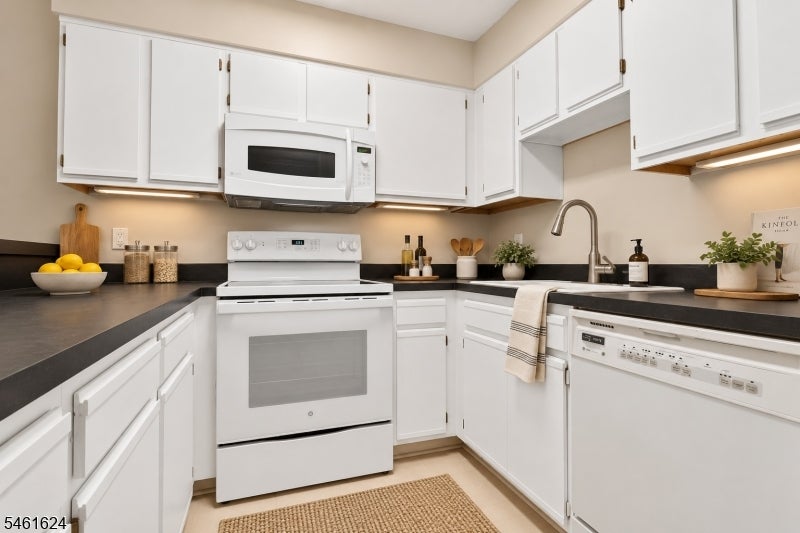 19 Plauderville Ave 208