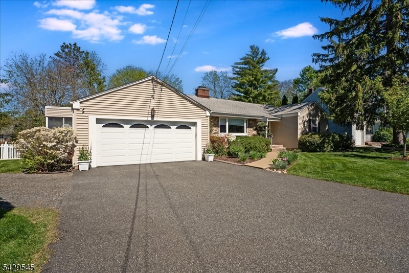 16 Brook Dr North