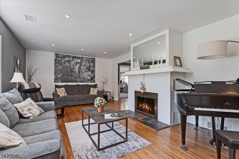 16 Brook Dr North