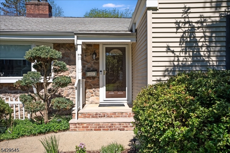 16 Brook Dr North