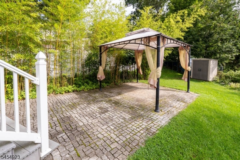 15 Northwestern Way