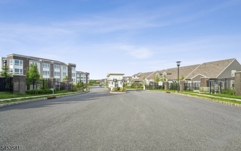 2 Vanderbilt Blvd 403
