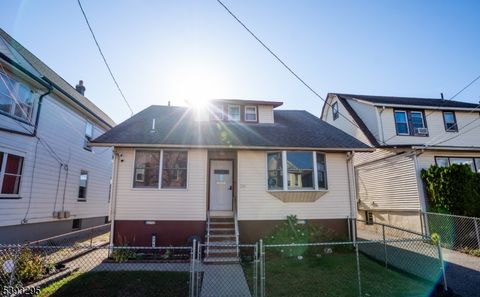 Photo of 196 Hayward Pl, Wallington, NJ 07057 (MLS # 3995007)