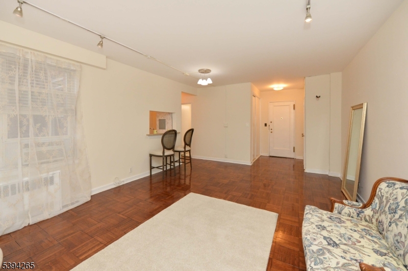 5 Roosevelt Pl 1F