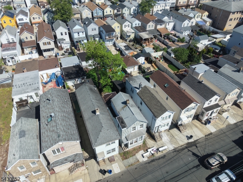 88 Komorn St
