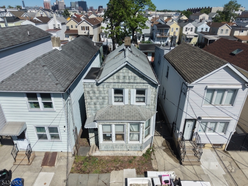 88 Komorn St