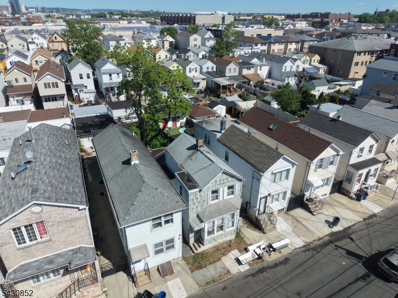 88 Komorn St